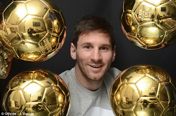 Messi tự hào "khoe" bóng vàng và giày hiệu 2
