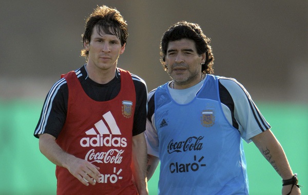 Messi “nhái” y xì đúc phong cách của Maradona 1