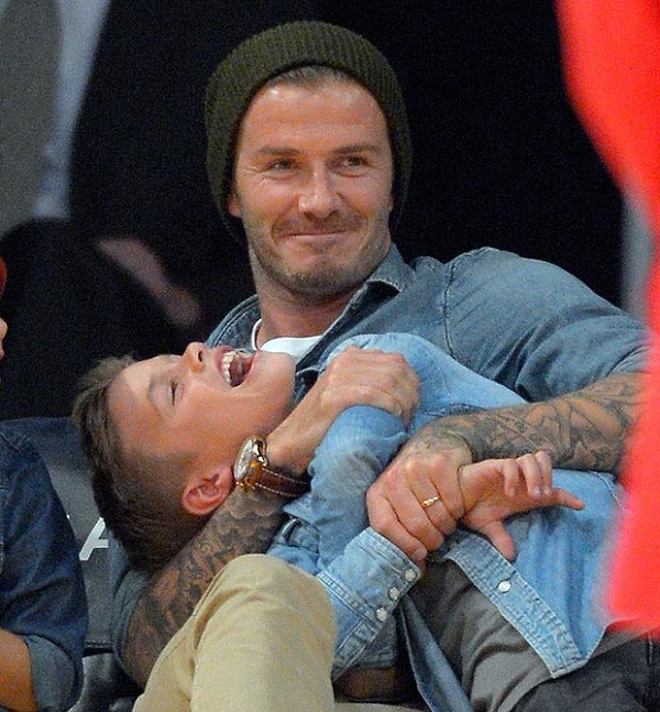 Beckham khoe ảnh "tồng ngồng" trên facebook 10