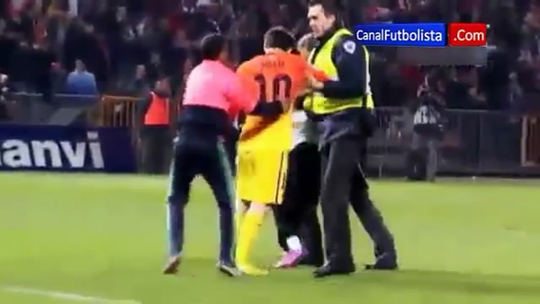 2 fan nhí “lôi xềnh xệch” Messi ngay trên sân 4