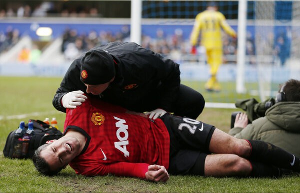 Van Persie d&iacute;nh chấn thương v&igrave;... m&aacute;y quay phim 1
