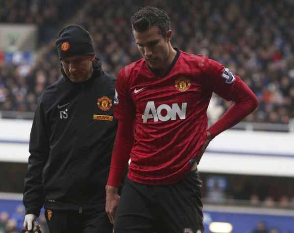 Van Persie d&iacute;nh chấn thương v&igrave;... m&aacute;y quay phim 3