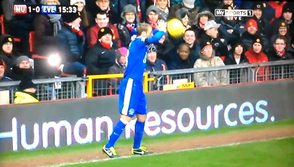 “Chuyên gia” Phil Neville... ném biên trượt 1