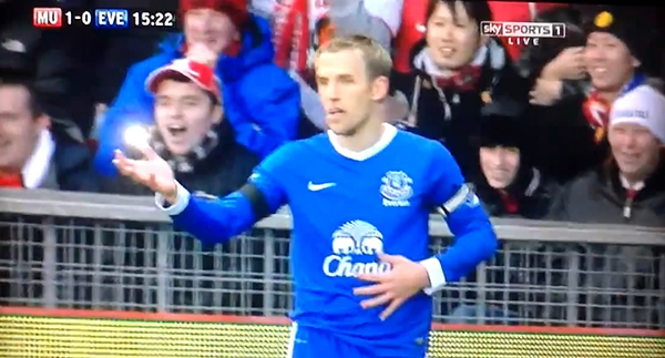 “Chuyên gia” Phil Neville... ném biên trượt 3