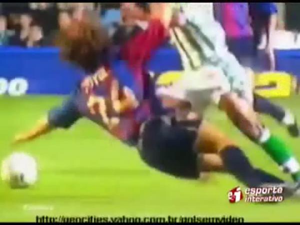 Puyol để lộ clip "trượt chuối" trong qu&aacute; khứ 4
