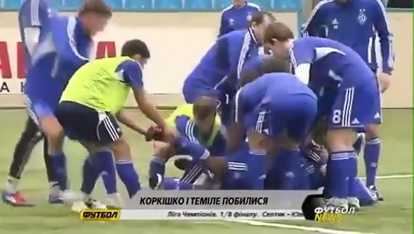 2 cầu thủ Dynamo Kiev tẩn nhau giữa sân tập 5