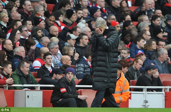 Hết kiên nhẫn, fan Arsenal đòi Wenger từ chức 1