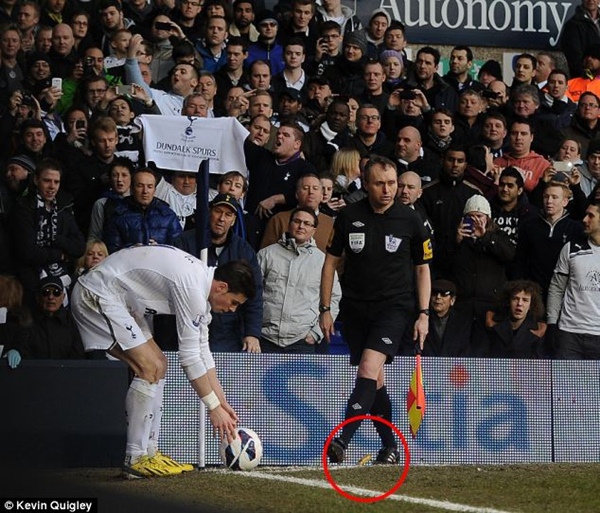 Gareth Bale bị fan Arsenal "tặng" chuối 1