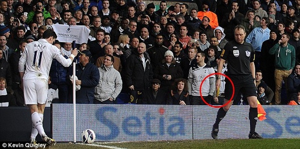 Gareth Bale bị fan Arsenal "tặng" chuối 3