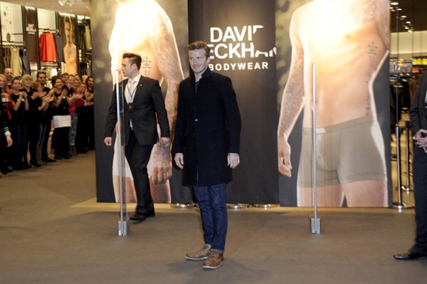 Becks "chạy s&ocirc;" từ Đức tới Trung Quốc để... kiếm tiền 3