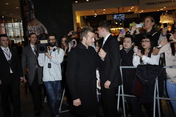Becks "chạy s&ocirc;" từ Đức tới Trung Quốc để... kiếm tiền 2