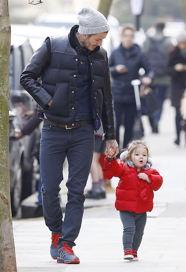 Beckham v&agrave; b&eacute; Harper diện đồ rực rỡ dạo phố  1