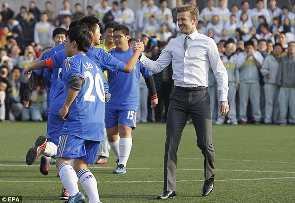 Becks "chạy s&ocirc;" từ Đức tới Trung Quốc để... kiếm tiền 12