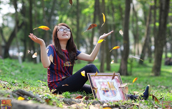 Fan nữ Barca tại Việt Nam bất ngờ được l&ecirc;n b&aacute;o T&acirc;y Ban Nha 11