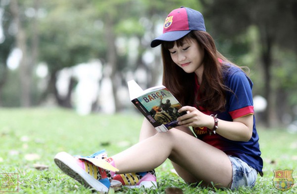 Fan nữ Barca tại Việt Nam bất ngờ được l&ecirc;n b&aacute;o T&acirc;y Ban Nha 13
