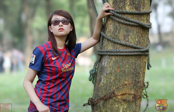 Fan nữ Barca tại Việt Nam bất ngờ được l&ecirc;n b&aacute;o T&acirc;y Ban Nha 18