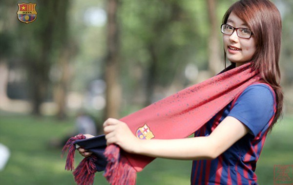 Fan nữ Barca tại Việt Nam bất ngờ được l&ecirc;n b&aacute;o T&acirc;y Ban Nha 4