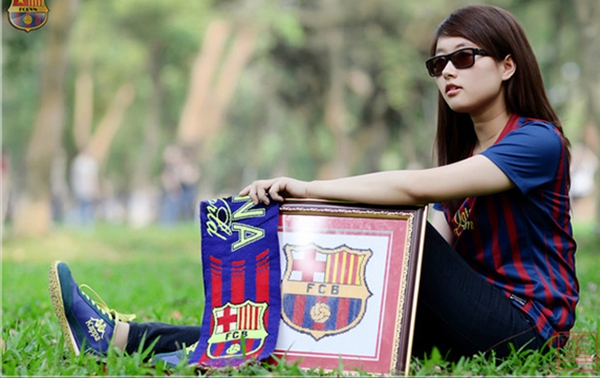 Fan nữ Barca tại Việt Nam bất ngờ được l&ecirc;n b&aacute;o T&acirc;y Ban Nha 19