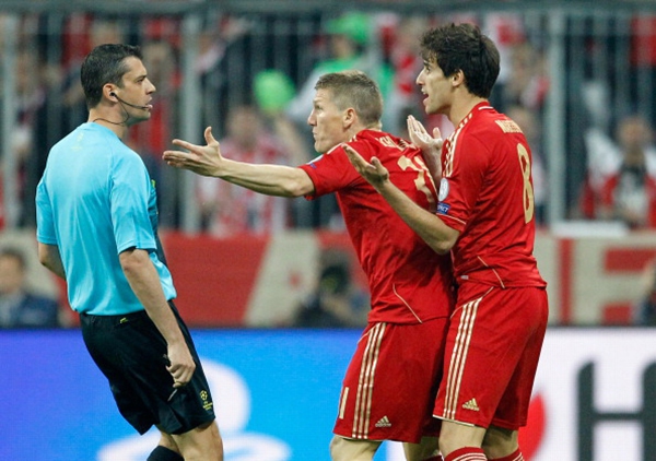 Kịch bản không tưởng: Bayern Munich nhận... 5 thẻ đỏ và Barcelona bị loại 5