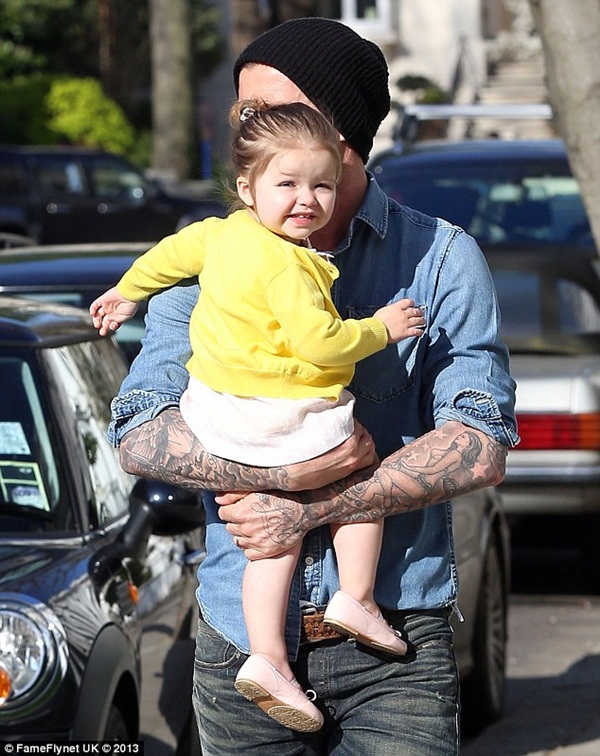 Harper Seven Beckham cười rạng rỡ trên tay bố 1