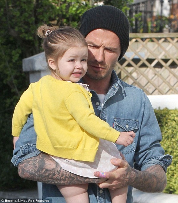 Harper Seven Beckham cười rạng rỡ trên tay bố 2