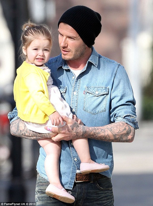 Harper Seven Beckham cười rạng rỡ trên tay bố 3