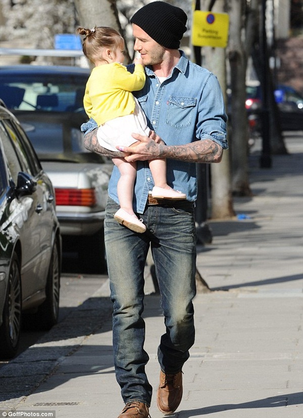 Harper Seven Beckham cười rạng rỡ trên tay bố 4