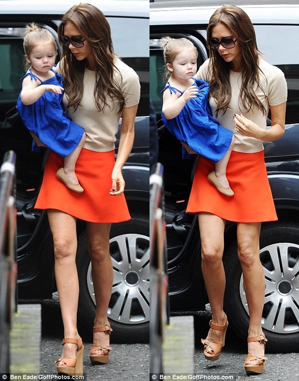 Harper Seven Beckham cười rạng rỡ trên tay bố 5