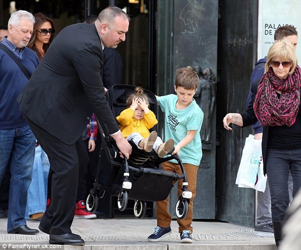 Cruz Beckham đẩy xe cho em gái Harper để mẹ đi shopping 2