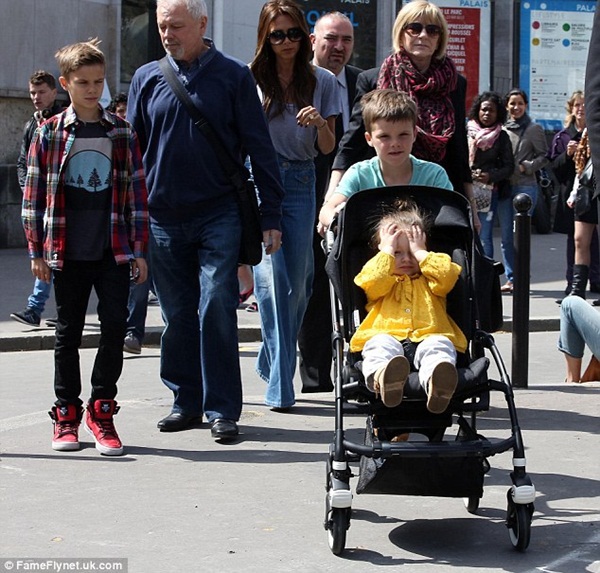 Cruz Beckham đẩy xe cho em gái Harper để mẹ đi shopping 4