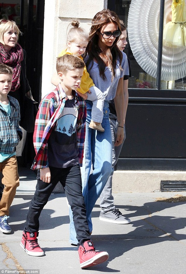 Cruz Beckham đẩy xe cho em gái Harper để mẹ đi shopping 7