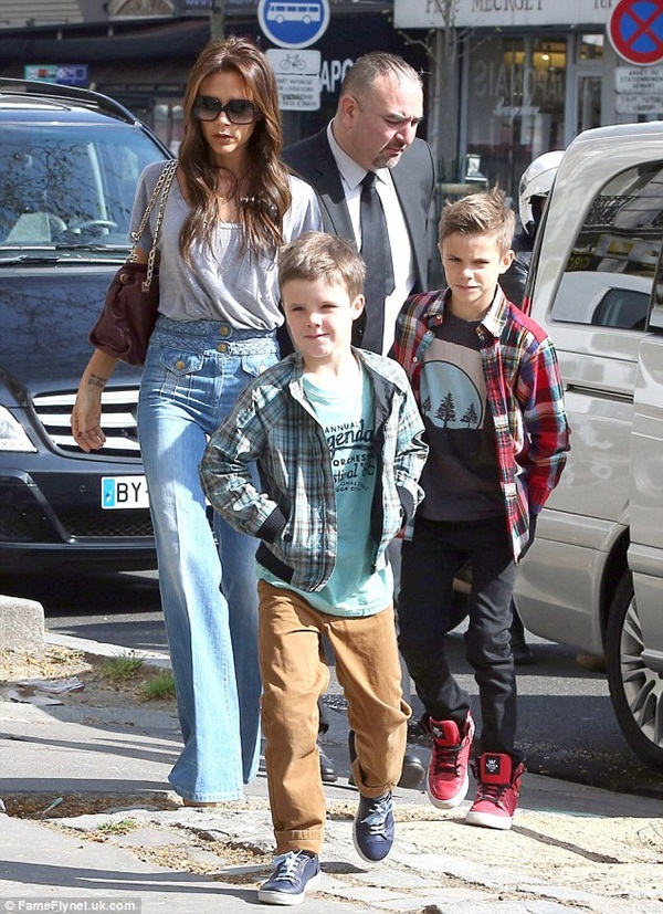 Cruz Beckham đẩy xe cho em gái Harper để mẹ đi shopping 9