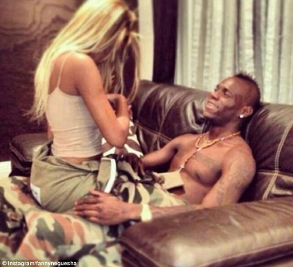 Bồ Balotelli khoe ảnh quyến rũ với h&igrave;nh xăm mới  6