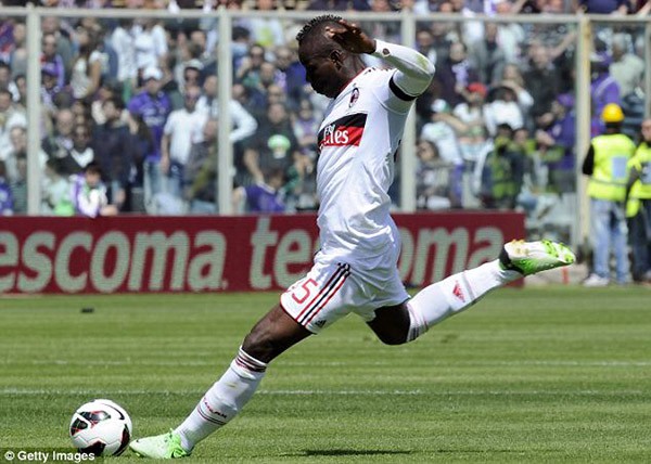 Bồ Balotelli khoe ảnh quyến rũ với h&igrave;nh xăm mới  7