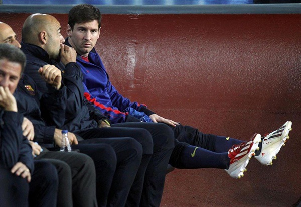 Messi “làm trò” khó hiểu khi ngồi ghế dự bị 3