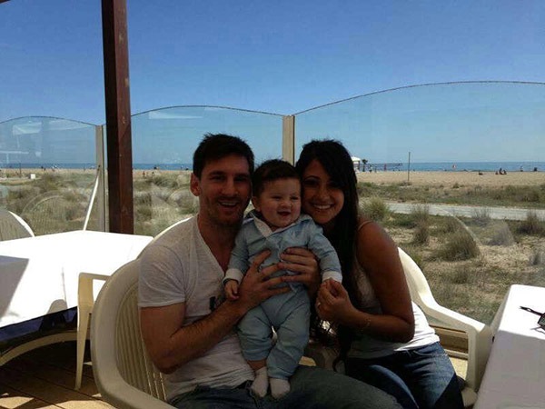Messi khoe ảnh con trai cười rạng rỡ tr&ecirc;n Facebook 2
