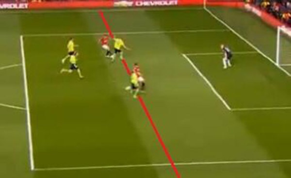Van Persie lập hattrick nhờ sự gi&uacute;p đỡ của trọng t&agrave;i? 3