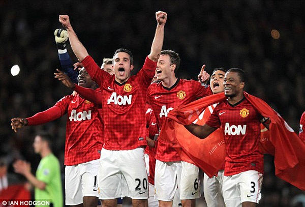 Van Persie lập hattrick nhờ sự gi&uacute;p đỡ của trọng t&agrave;i? 4