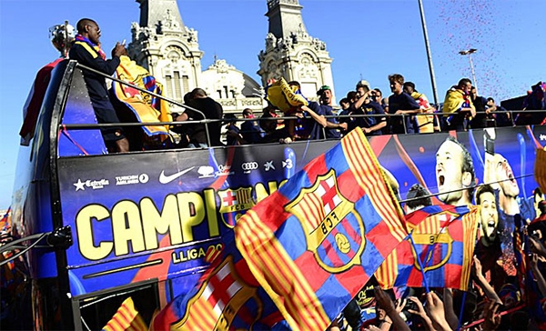 Cận cảnh buổi lễ ăn mừng hoành tráng của Barcelona 21 Cận cảnh buổi lễ ăn mừng hoành tráng của Barcelona 21
