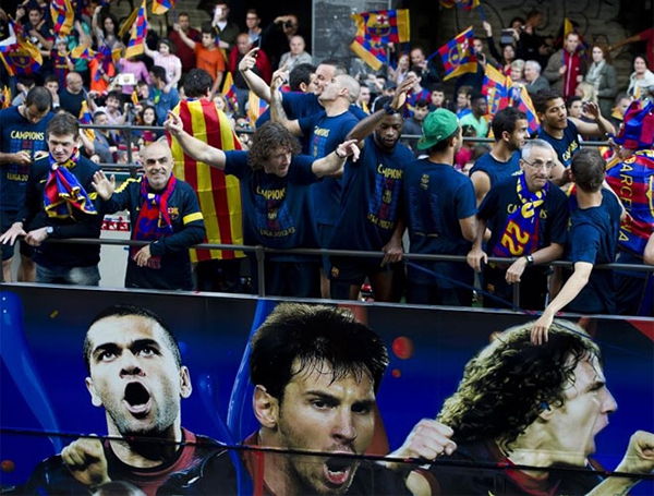 Cận cảnh buổi lễ ăn mừng hoành tráng của Barcelona 13 Cận cảnh buổi lễ ăn mừng hoành tráng của Barcelona 13