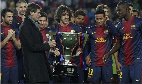 Nhìn lại phút giây nâng cúp xúc động của HLV Tito Vilanova và Abidal 2