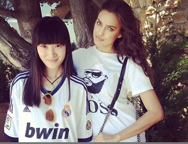 Irina Shayk mang áo đấu của Ronaldo đi tặng bạn 5