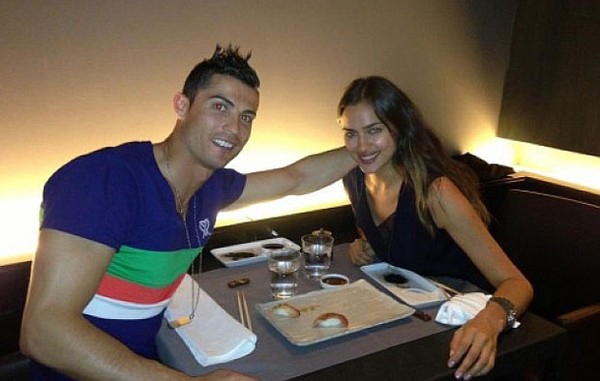 Irina Shayk mang áo đấu của Ronaldo đi tặng bạn 6