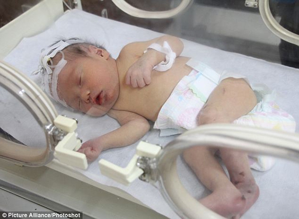 Cựu sao Chelsea muốn nhận nuôi em bé sơ sinh bị mắc kẹt trong toilet 4