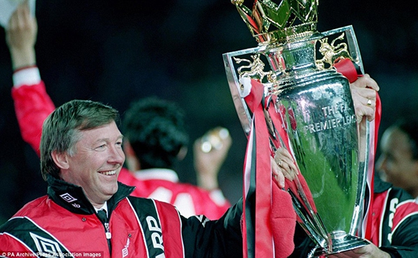 Điểm lại những khoảnh khắc nâng cúp trong sự nghiệp của Sir Alex Ferguson 1