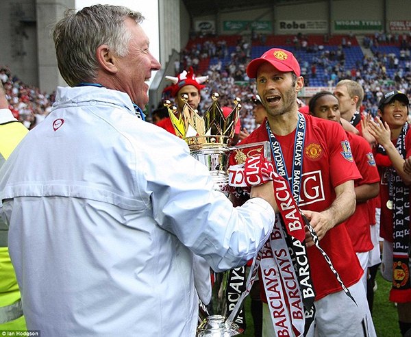 Điểm lại những khoảnh khắc nâng cúp trong sự nghiệp của Sir Alex Ferguson 10