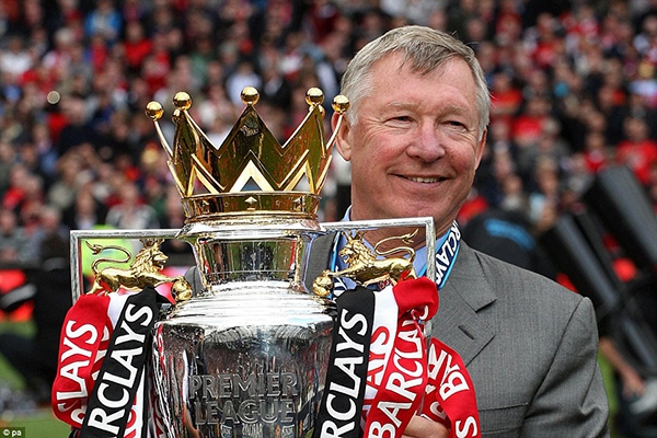 Điểm lại những khoảnh khắc nâng cúp trong sự nghiệp của Sir Alex Ferguson 11