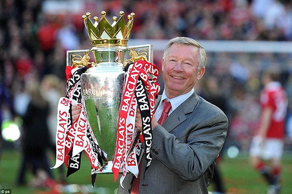 Điểm lại những khoảnh khắc nâng cúp trong sự nghiệp của Sir Alex Ferguson 12