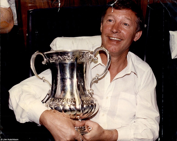 Điểm lại những khoảnh khắc nâng cúp trong sự nghiệp của Sir Alex Ferguson 13