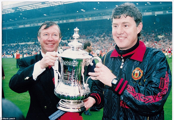 Điểm lại những khoảnh khắc nâng cúp trong sự nghiệp của Sir Alex Ferguson 14